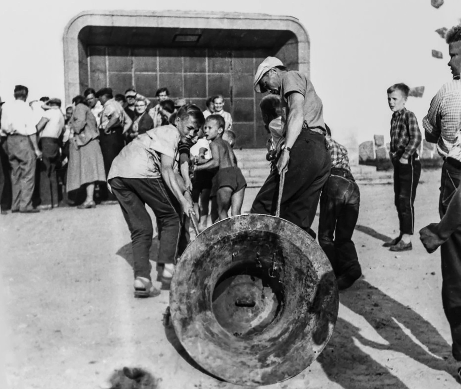 Kelloa vedetään kirkon edustalle